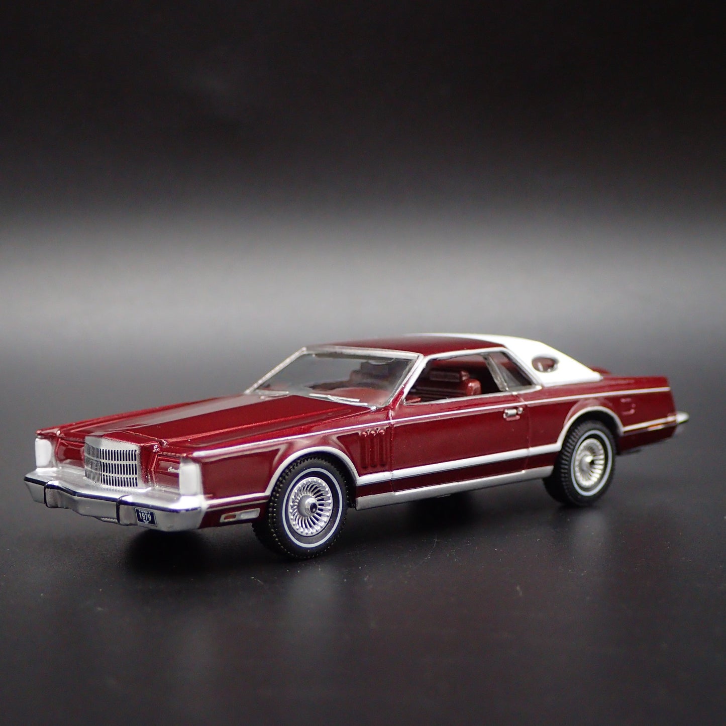 1979 79 LINCOLN CONTINENTAL MARK V DARK RED 1:64 SCALE DIORAMA DIECAST MODEL CAR