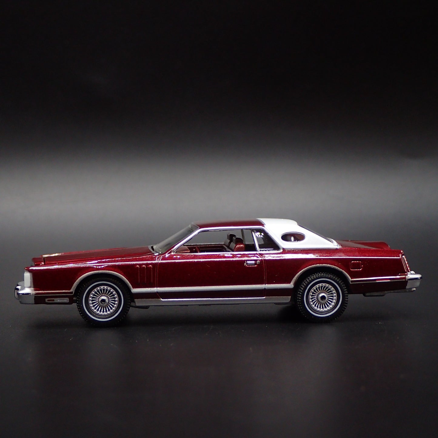 1979 79 LINCOLN CONTINENTAL MARK V DARK RED 1:64 SCALE DIORAMA DIECAST MODEL CAR