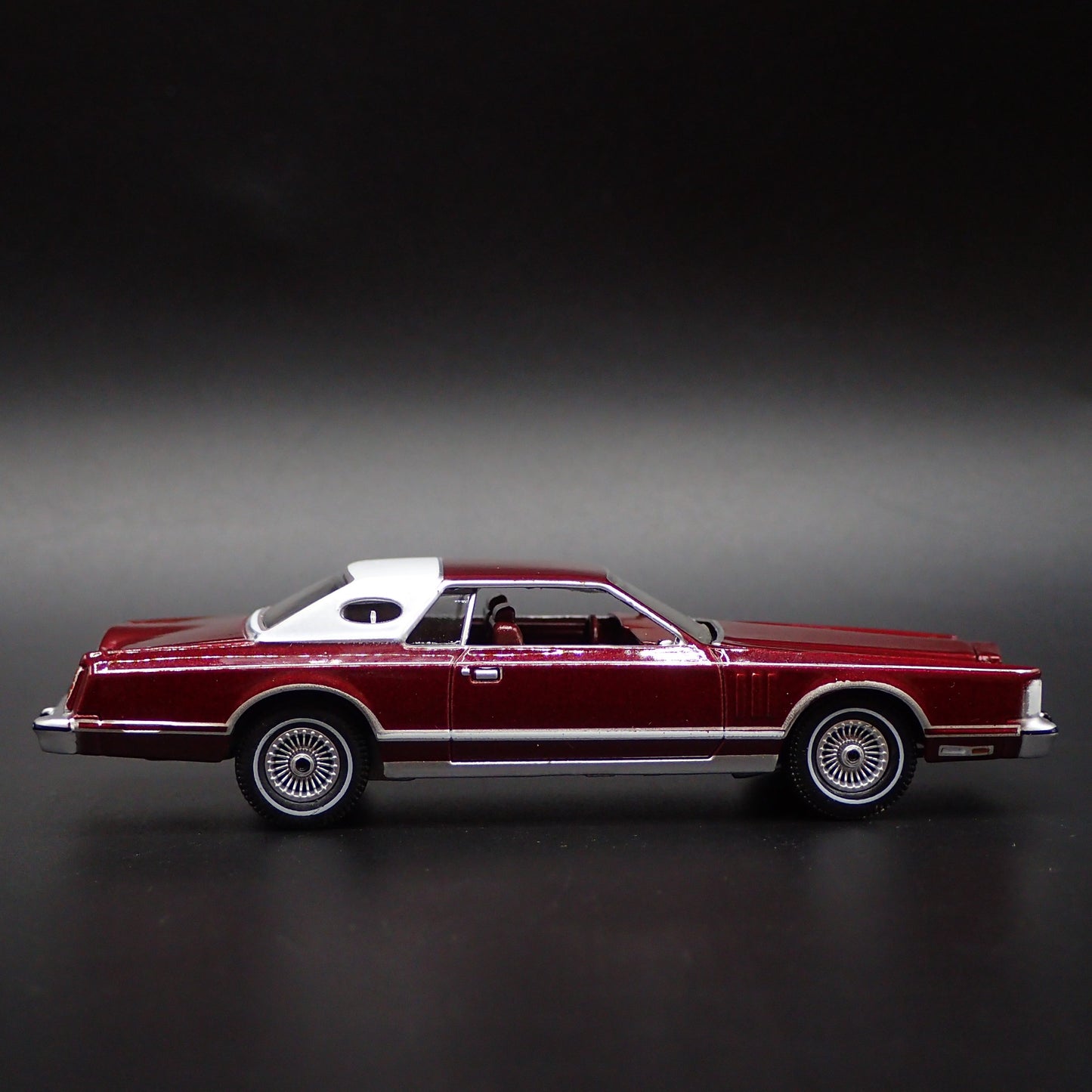 1979 79 LINCOLN CONTINENTAL MARK V DARK RED 1:64 SCALE DIORAMA DIECAST MODEL CAR