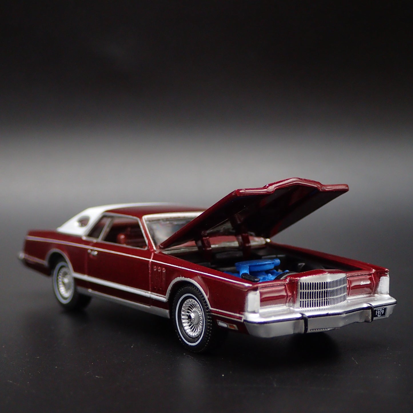 1979 79 LINCOLN CONTINENTAL MARK V DARK RED 1:64 SCALE DIORAMA DIECAST MODEL CAR