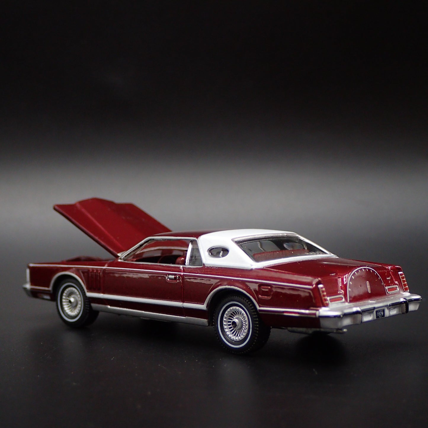 1979 79 LINCOLN CONTINENTAL MARK V DARK RED 1:64 SCALE DIORAMA DIECAST MODEL CAR