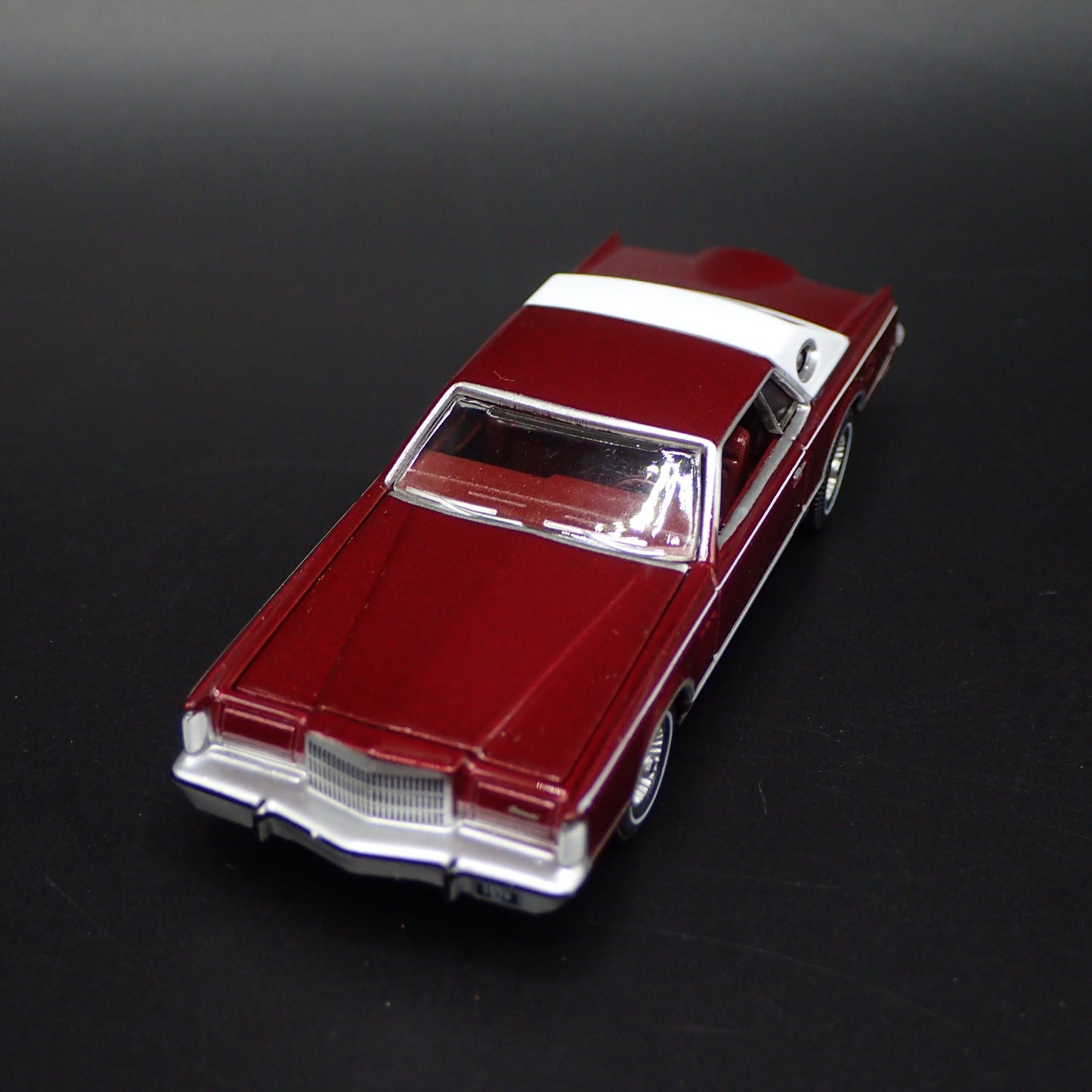 1979 79 LINCOLN CONTINENTAL MARK V DARK RED 1:64 SCALE DIORAMA DIECAST MODEL CAR