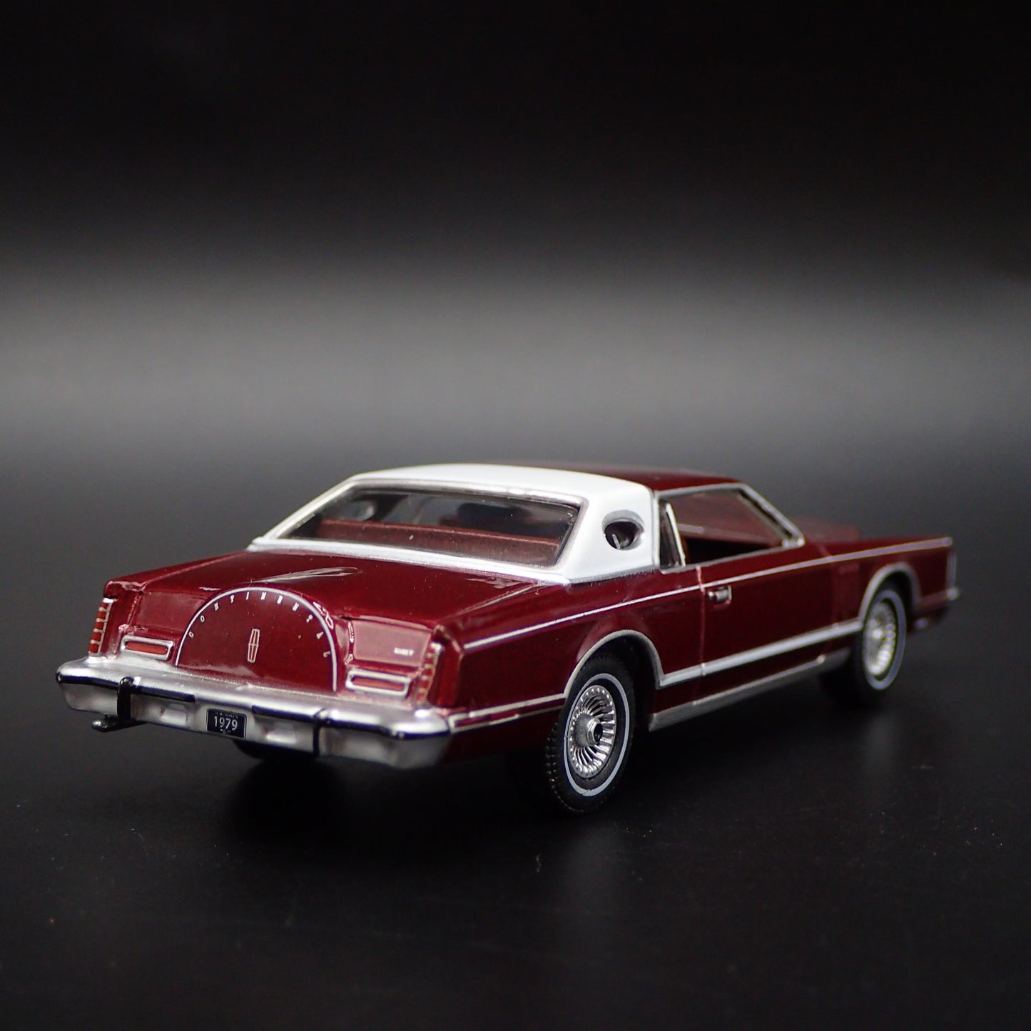 1979 79 LINCOLN CONTINENTAL MARK V DARK RED 1:64 SCALE DIORAMA DIECAST MODEL CAR