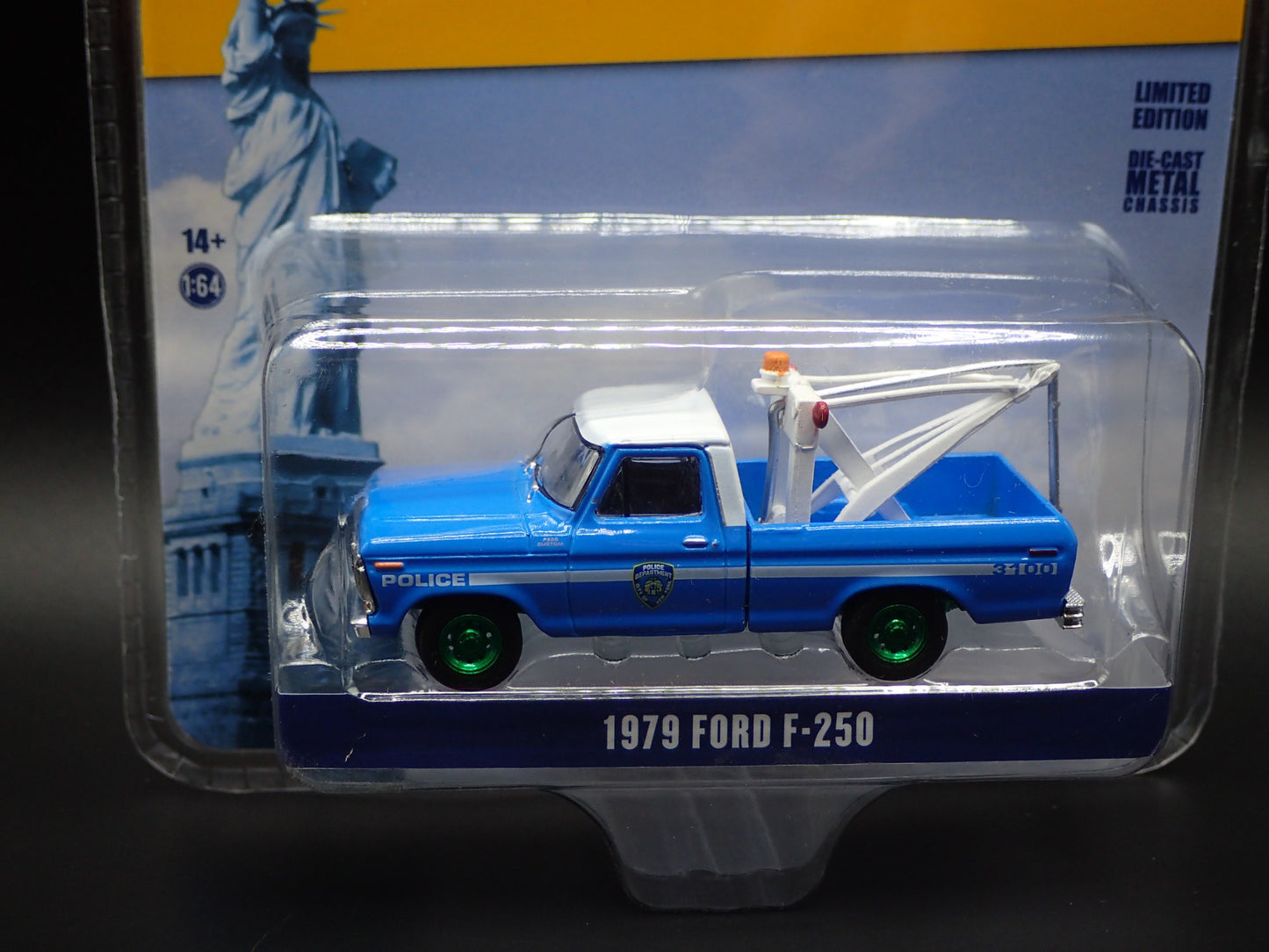 2023 GREENLIGHT 1979 FORD F250 TOW TRUCK NYPD WRECKER HOBBY GREEN MACHINE CHASE