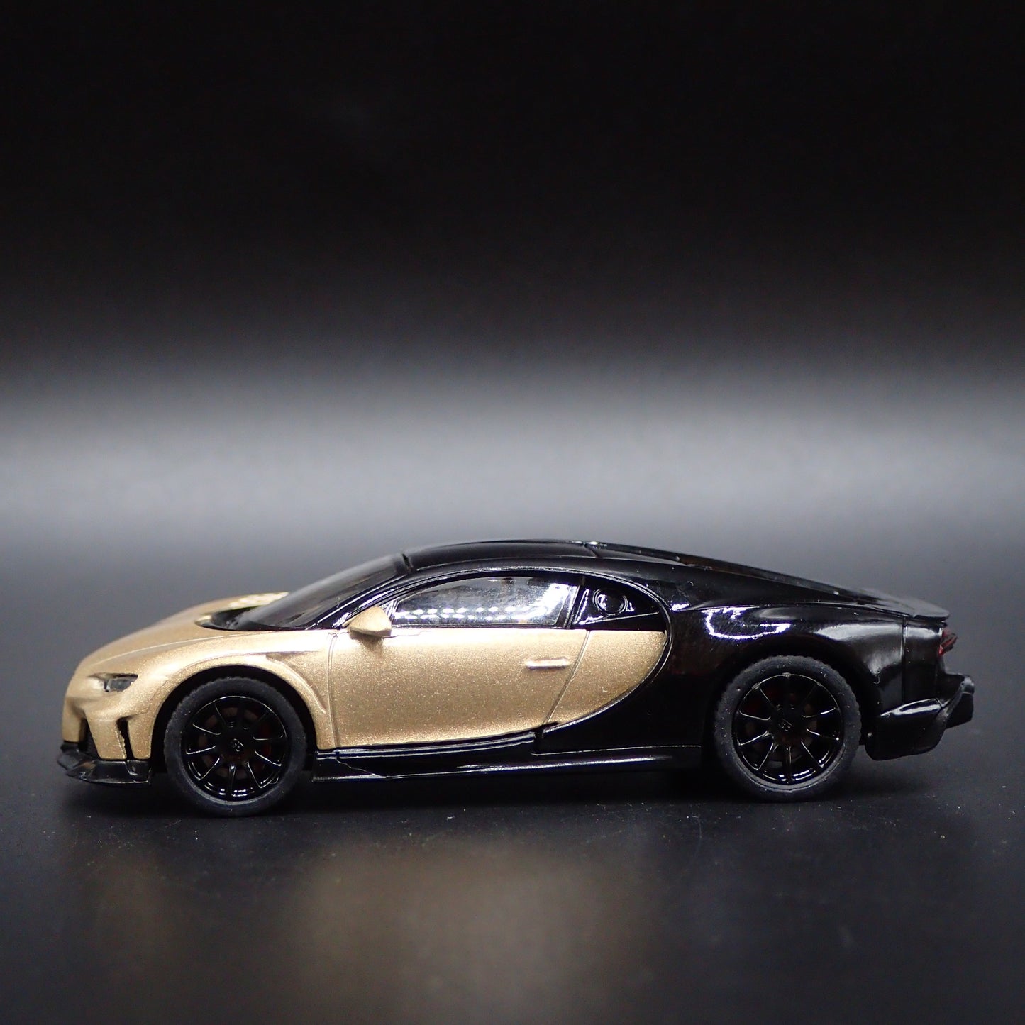 2016-2024 BUGATTI CHIRON SUPERSPORT GOLD 1:64 SCALE DIORAMA DIECAST MODEL CAR