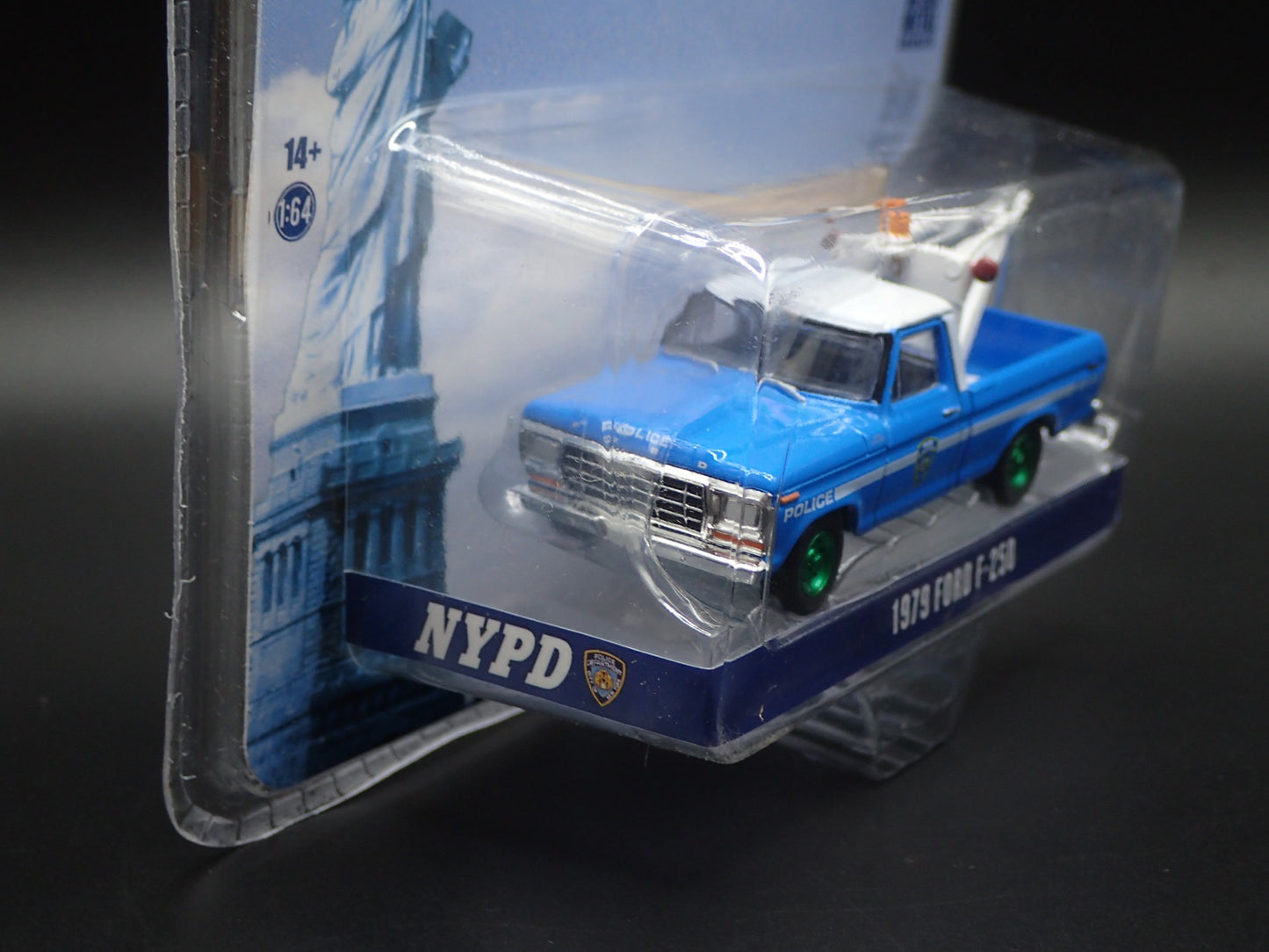 2023 GREENLIGHT 1979 FORD F250 TOW TRUCK NYPD WRECKER HOBBY GREEN MACHINE CHASE