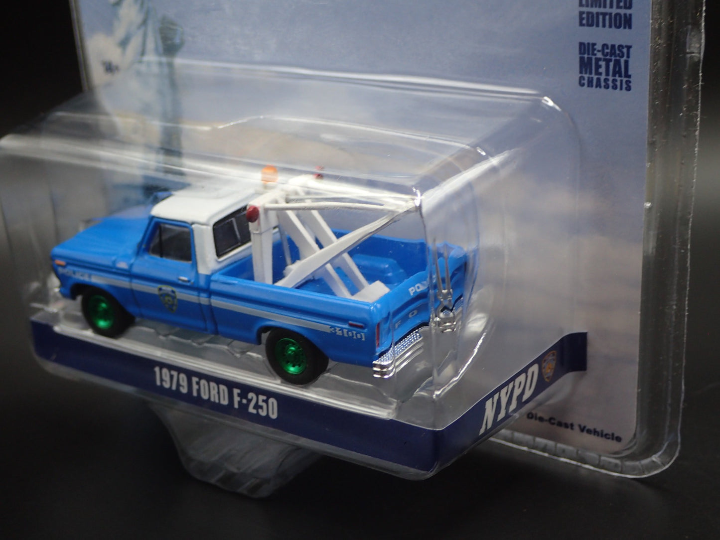 2023 GREENLIGHT 1979 FORD F250 TOW TRUCK NYPD WRECKER HOBBY GREEN MACHINE CHASE