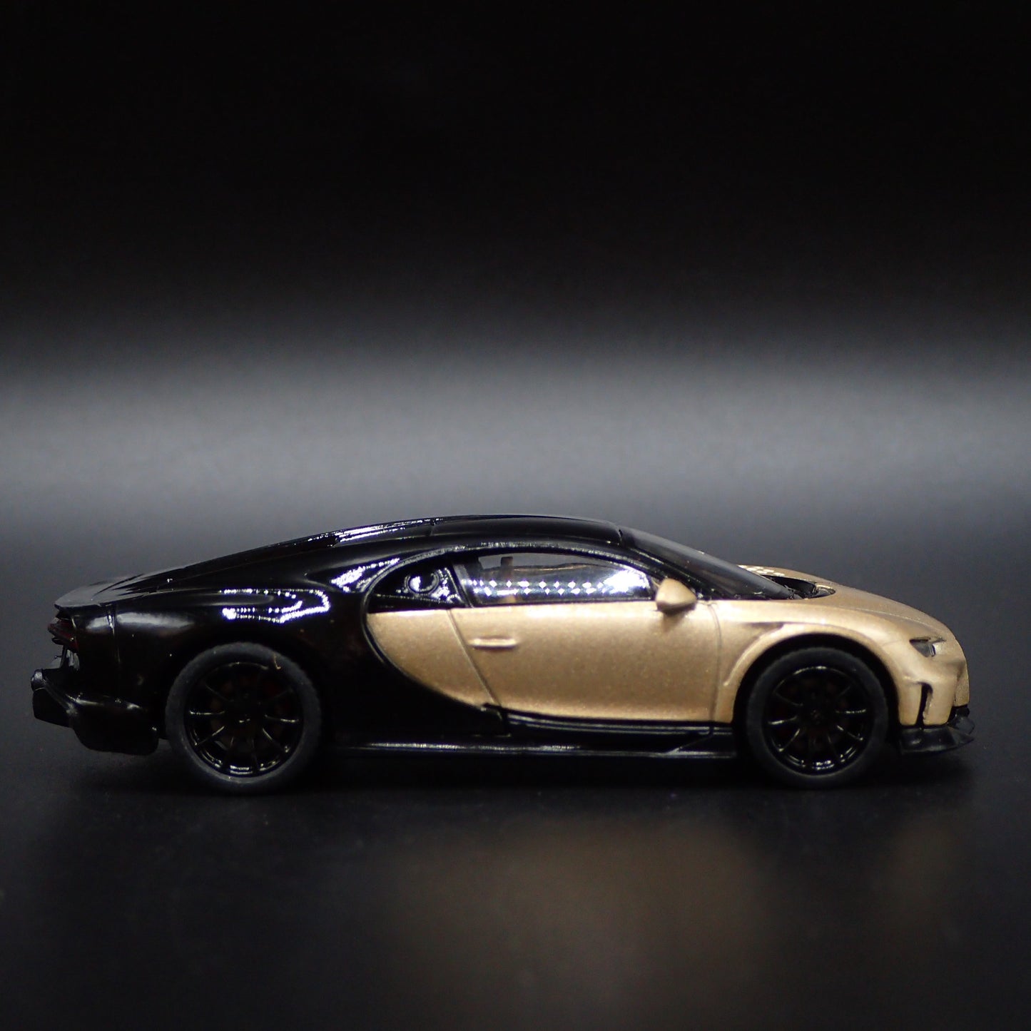 2016-2024 BUGATTI CHIRON SUPERSPORT GOLD 1:64 SCALE DIORAMA DIECAST MODEL CAR