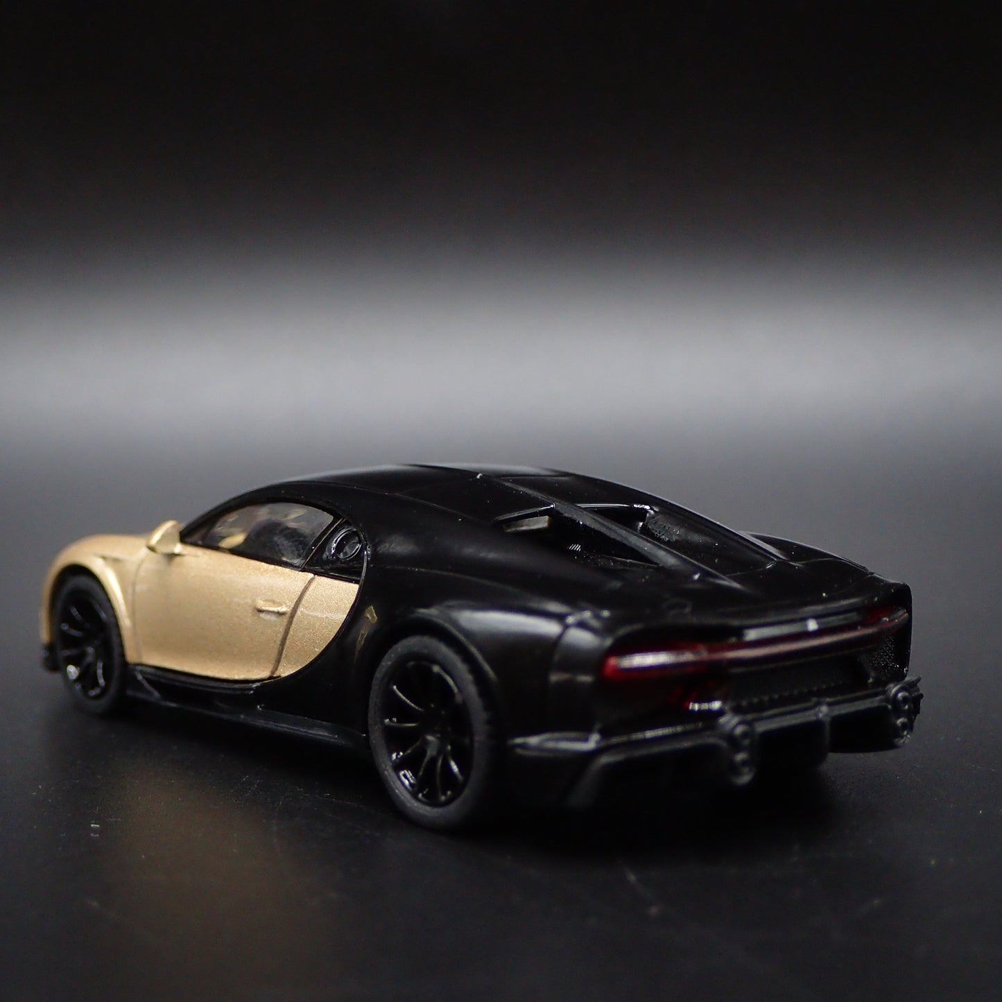 2016-2024 BUGATTI CHIRON SUPERSPORT GOLD 1:64 SCALE DIORAMA DIECAST MODEL CAR
