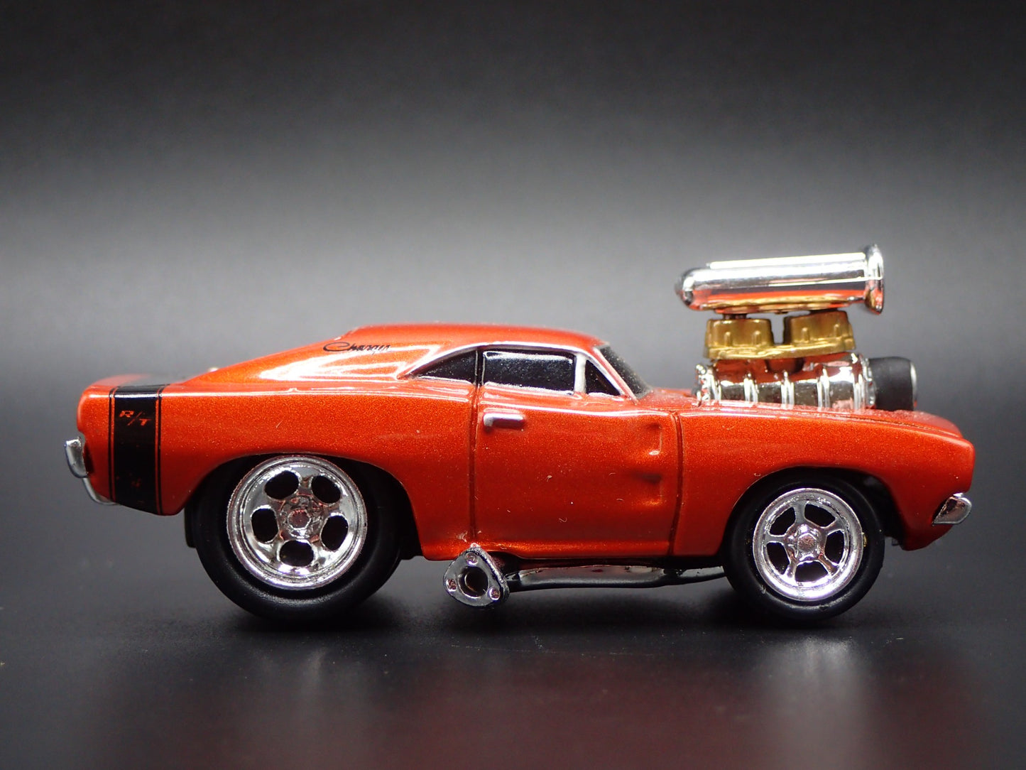 1969 69 DODGE CHARGER R/T 1:64 SCALE COLLECTIBLE DIORAMA DIECAST MODEL CAR