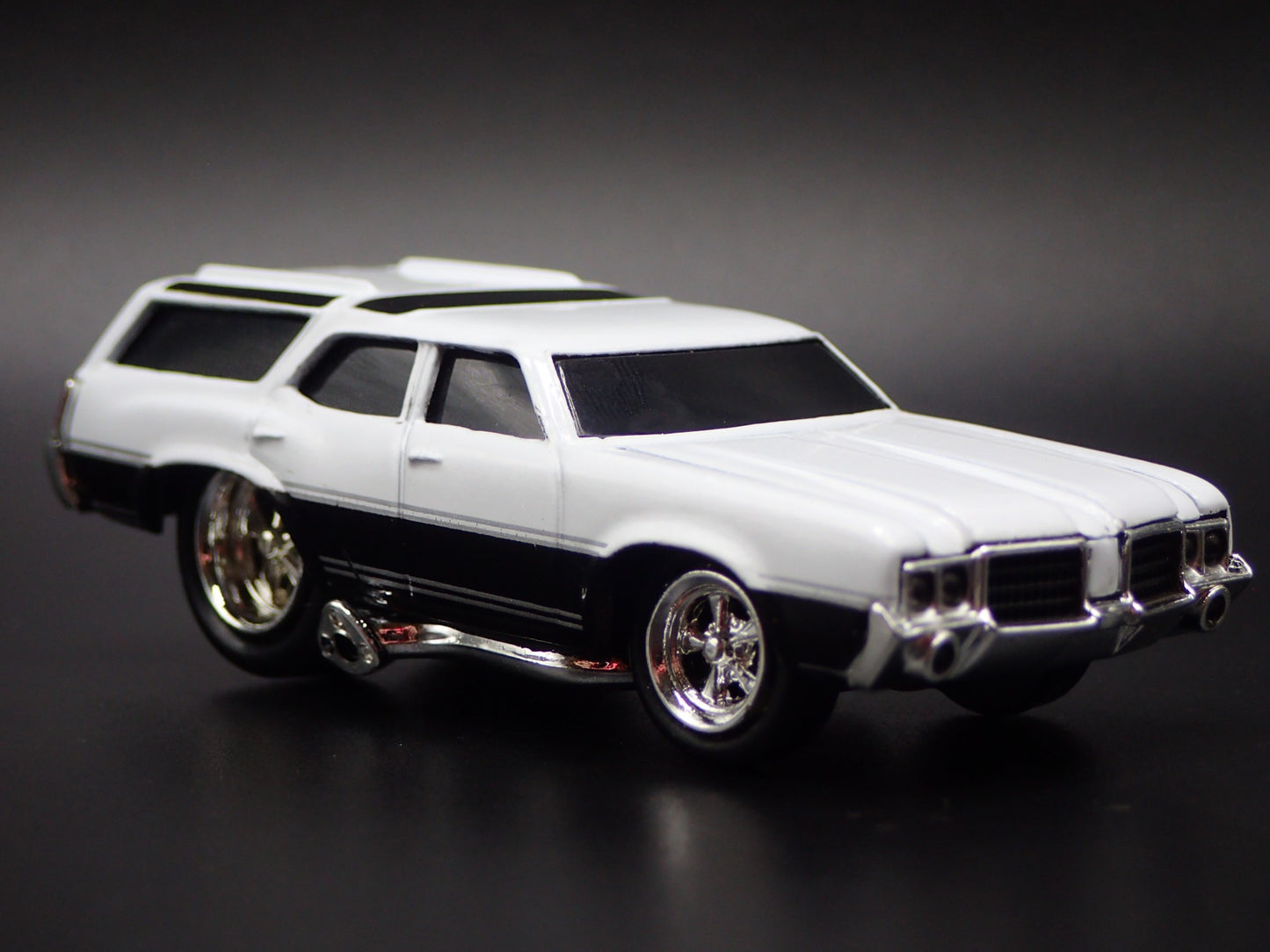 1970 70 OLDS OLDSMOBILE VISTA CRUISER STATON WAGON 1/64 SCALE DIECAST MODEL CAR