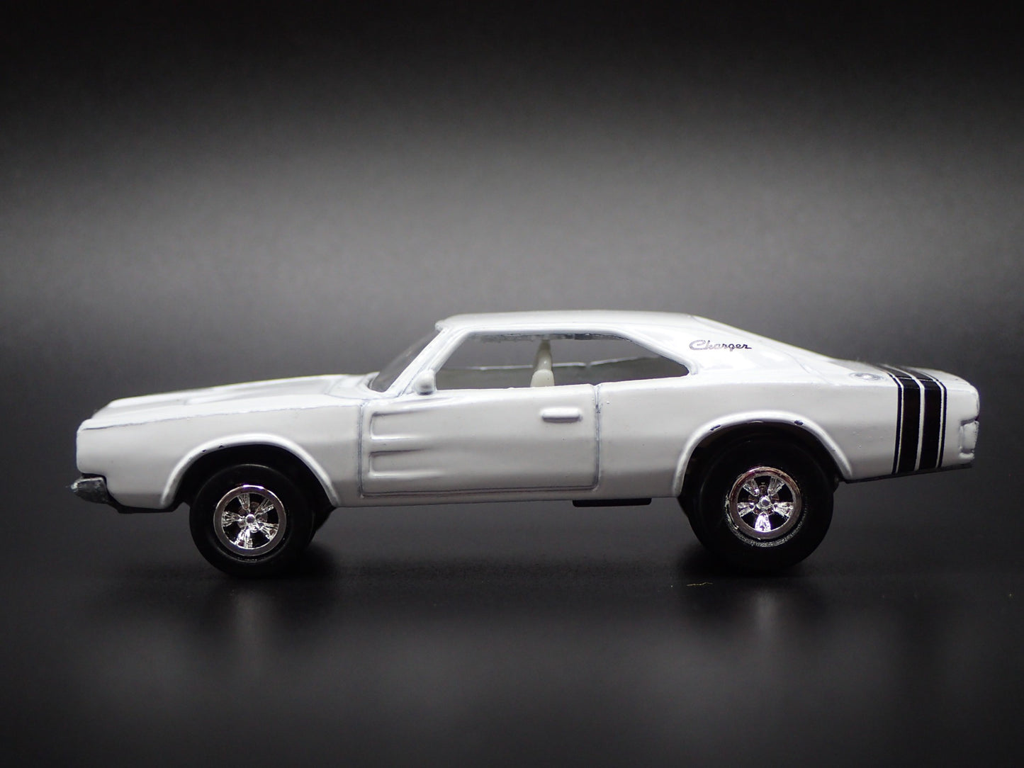 1968 68 DODGE CHARGER WHITE 1:64 SCALE COLLECTIBLE DIORAMA DIECAST MODEL CAR
