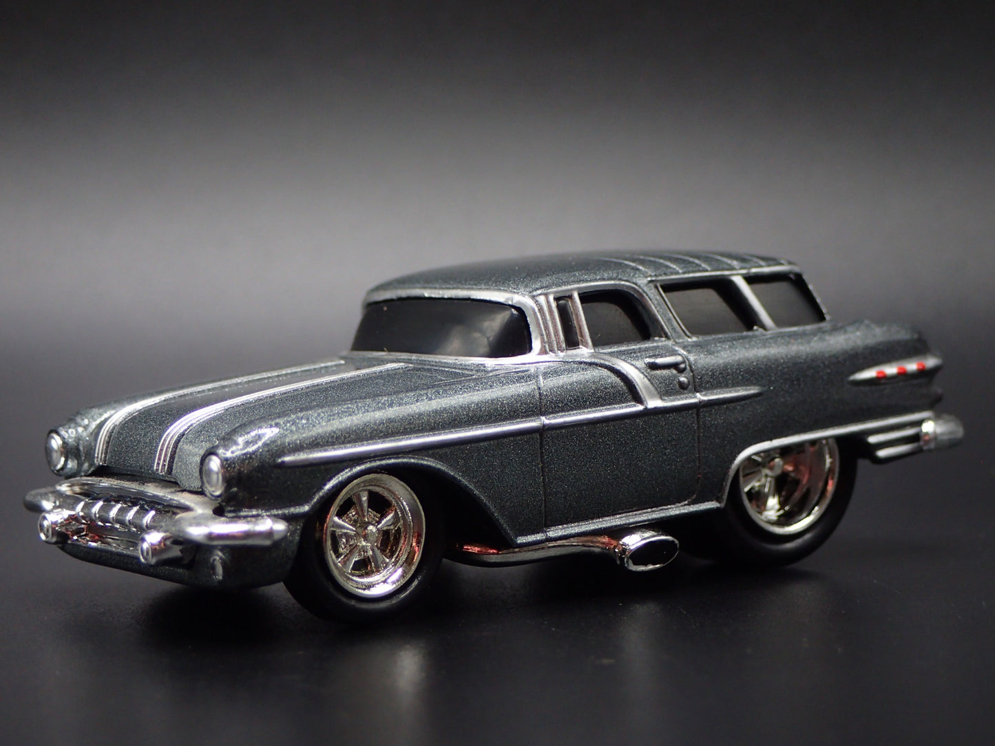 1956 56 PONTIAC SAFARI STATION WAGON GREY 1:64 SCALE DIORAMA DIECAST MODEL CAR