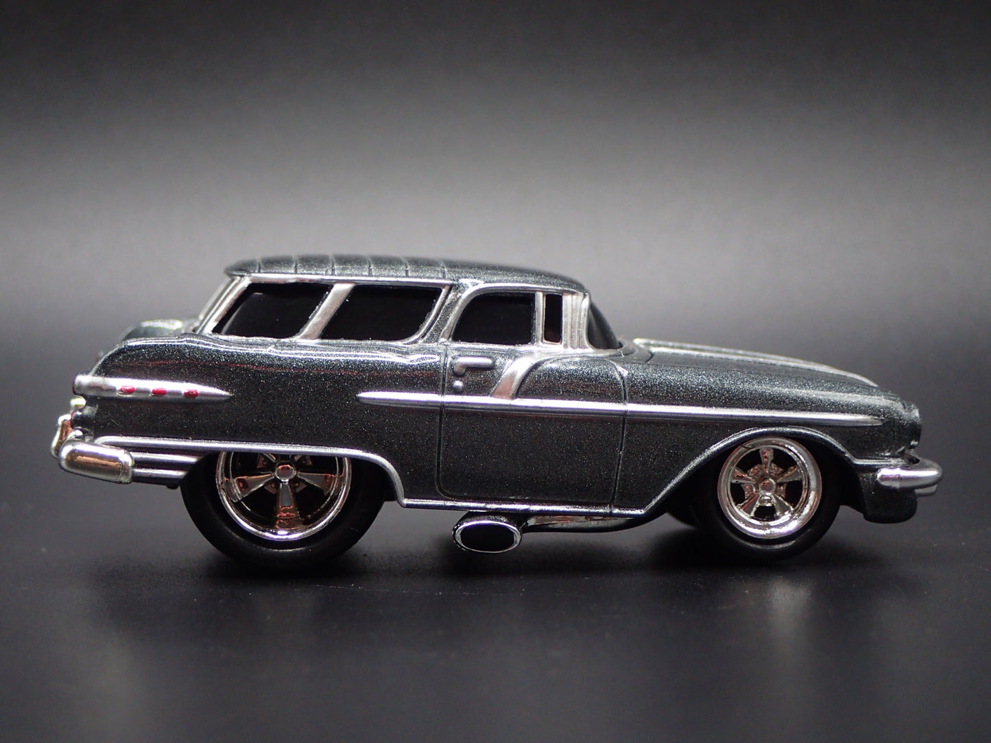 1956 56 PONTIAC SAFARI STATION WAGON GREY 1:64 SCALE DIORAMA DIECAST MODEL CAR