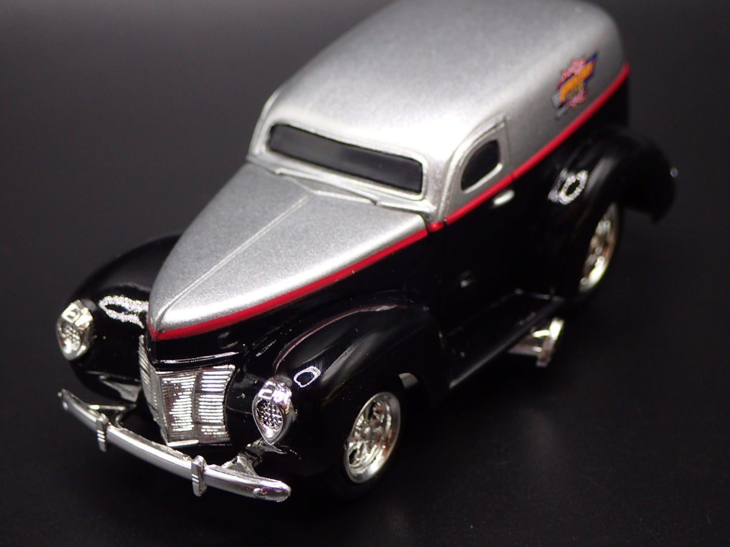 1940 40 FORD SEDAN DELIVERY 1:64 SCALE COLLECTIBLE DIORAMA DIECAST MODEL CAR
