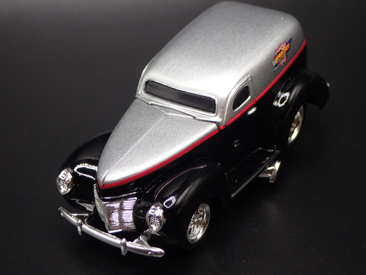 1940 40 FORD SEDAN DELIVERY 1:64 SCALE COLLECTIBLE DIORAMA DIECAST MODEL CAR