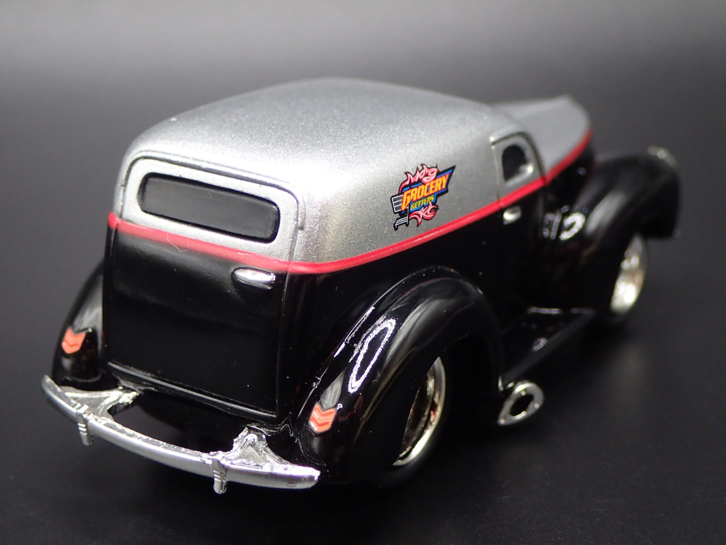 1940 40 FORD SEDAN DELIVERY 1:64 SCALE COLLECTIBLE DIORAMA DIECAST MODEL CAR