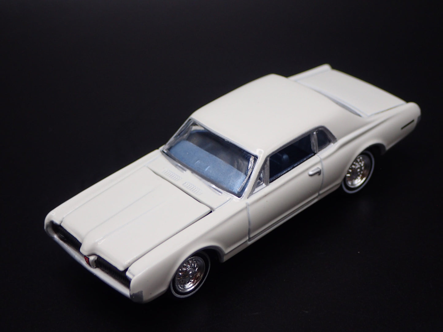 1967 67 MERC MERCURY COUGAR WHT 1:64 SCALE COLLECTIBLE DIORAMA DIECAST MODEL CAR