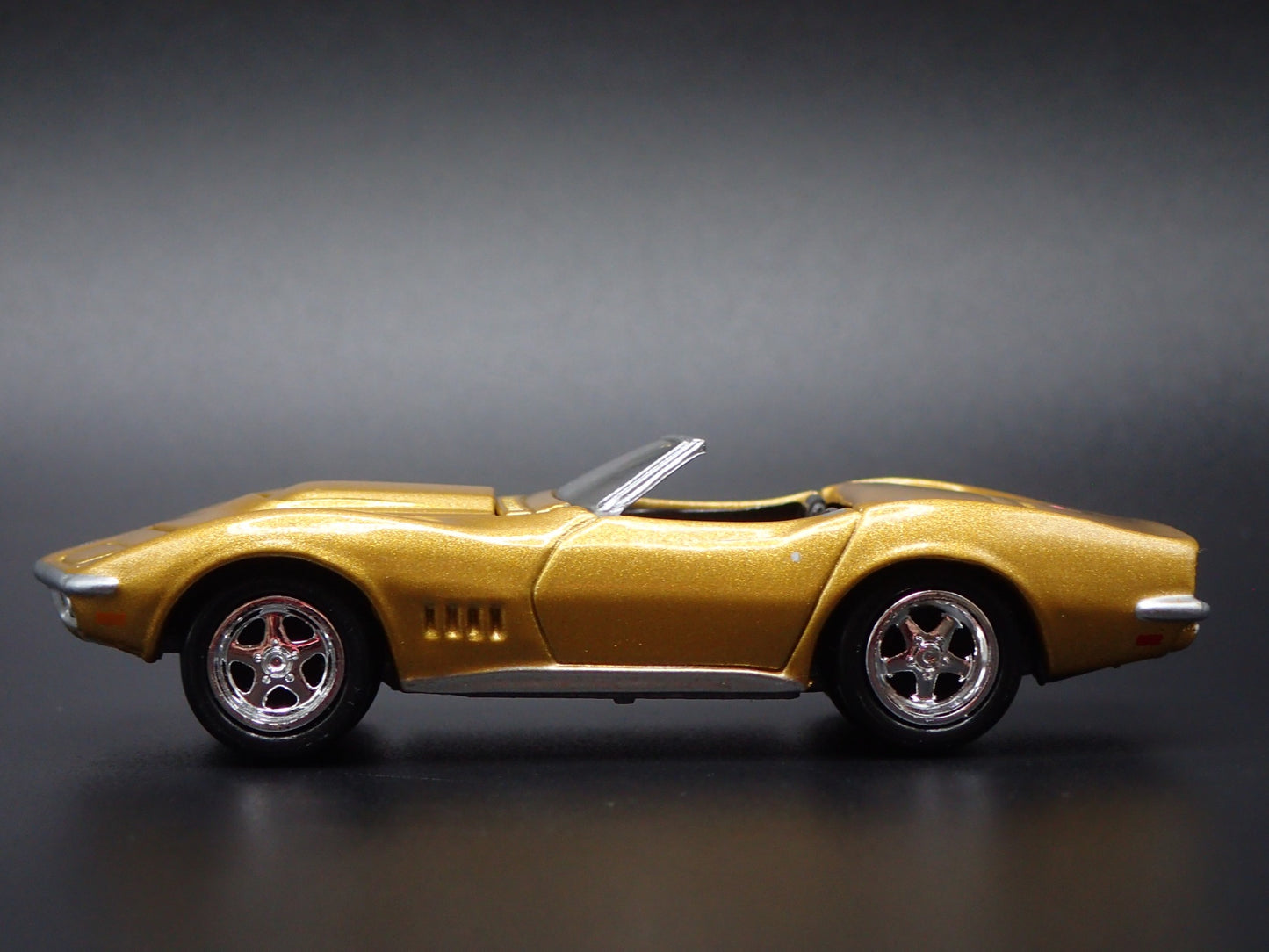 1969 69 CHEVY CHEVROLET CORVETTE CONVERTIBLE GOLD 1:64 SCALE DIECAST MODEL CAR