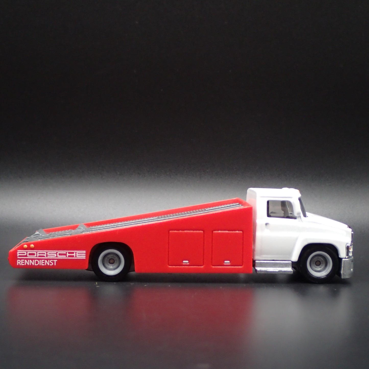 MODERN RAMP TRUCK PORSCHE RENNDIENST 1:64 SCALE COLLECTIBLE DIECAST MODEL CAR