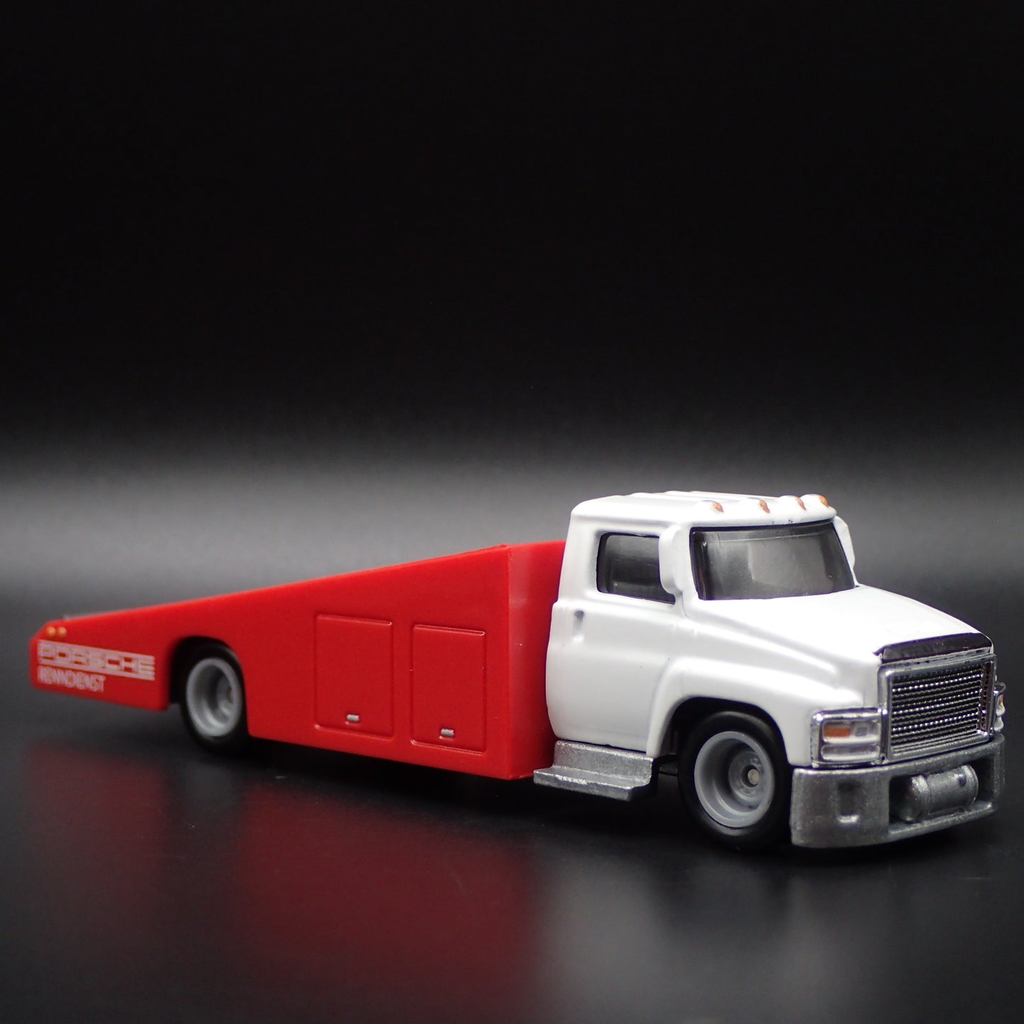 MODERN RAMP TRUCK PORSCHE RENNDIENST 1:64 SCALE COLLECTIBLE DIECAST MODEL CAR