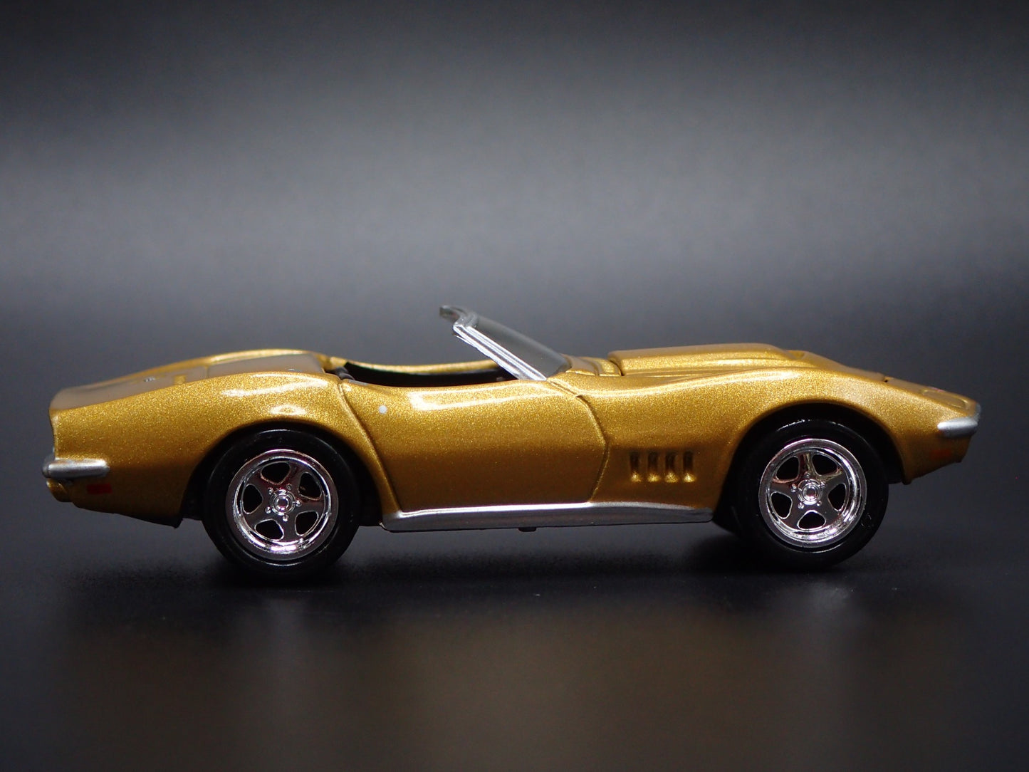 1969 69 CHEVY CHEVROLET CORVETTE CONVERTIBLE GOLD 1:64 SCALE DIECAST MODEL CAR