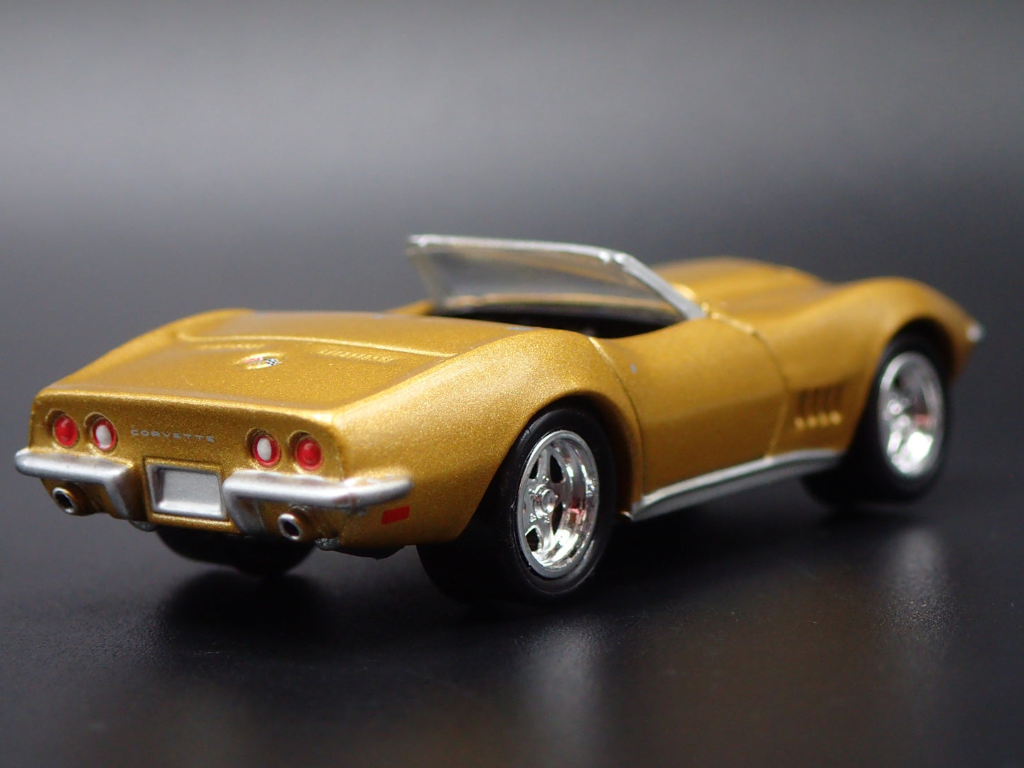 1969 69 CHEVY CHEVROLET CORVETTE CONVERTIBLE GOLD 1:64 SCALE DIECAST MODEL CAR