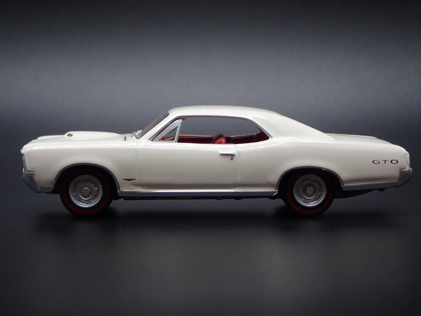 1966 66 PONTIAC GTO MUSCLE CAR 1/64 SCALE COLLECTIBLE DIORAMA DIECAST MODEL CAR