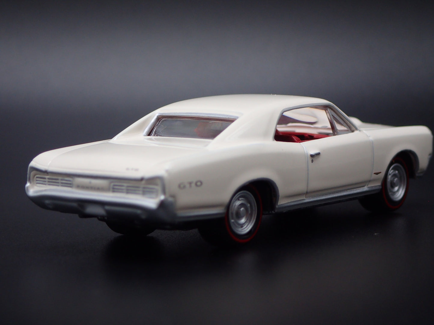 1966 66 PONTIAC GTO MUSCLE CAR 1/64 SCALE COLLECTIBLE DIORAMA DIECAST MODEL CAR
