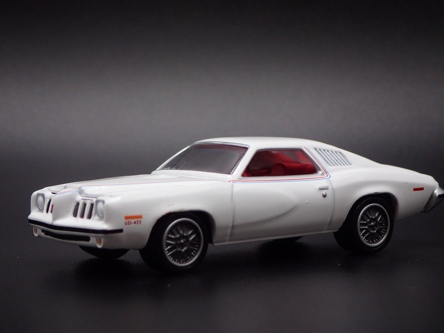 1973 73 PONTIAC GRAND AM WHITE 1:64 SCALE COLLECTIBLE DIORAMA DIECAST MODEL CAR