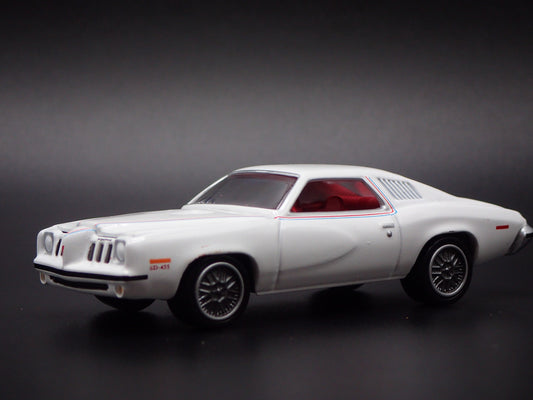 1973 73 PONTIAC GRAND AM WHITE 1:64 SCALE COLLECTIBLE DIORAMA DIECAST MODEL CAR