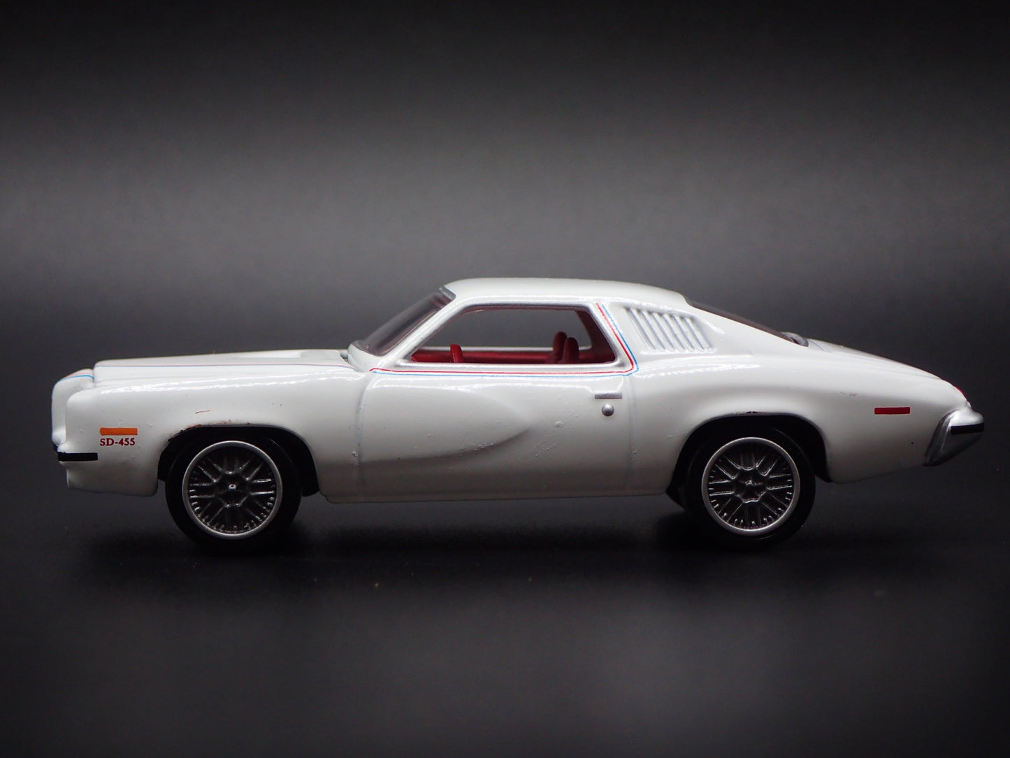 1973 73 PONTIAC GRAND AM WHITE 1:64 SCALE COLLECTIBLE DIORAMA DIECAST MODEL CAR