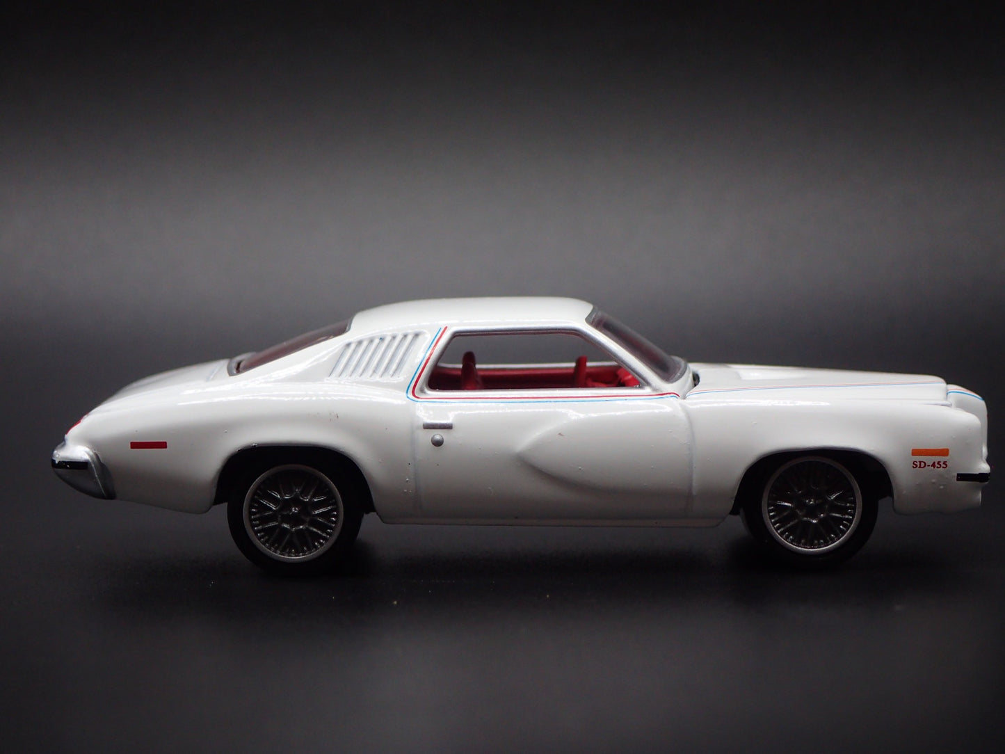 1973 73 PONTIAC GRAND AM WHITE 1:64 SCALE COLLECTIBLE DIORAMA DIECAST MODEL CAR