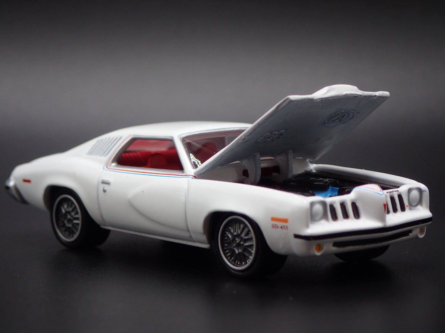 1973 73 PONTIAC GRAND AM WHITE 1:64 SCALE COLLECTIBLE DIORAMA DIECAST MODEL CAR