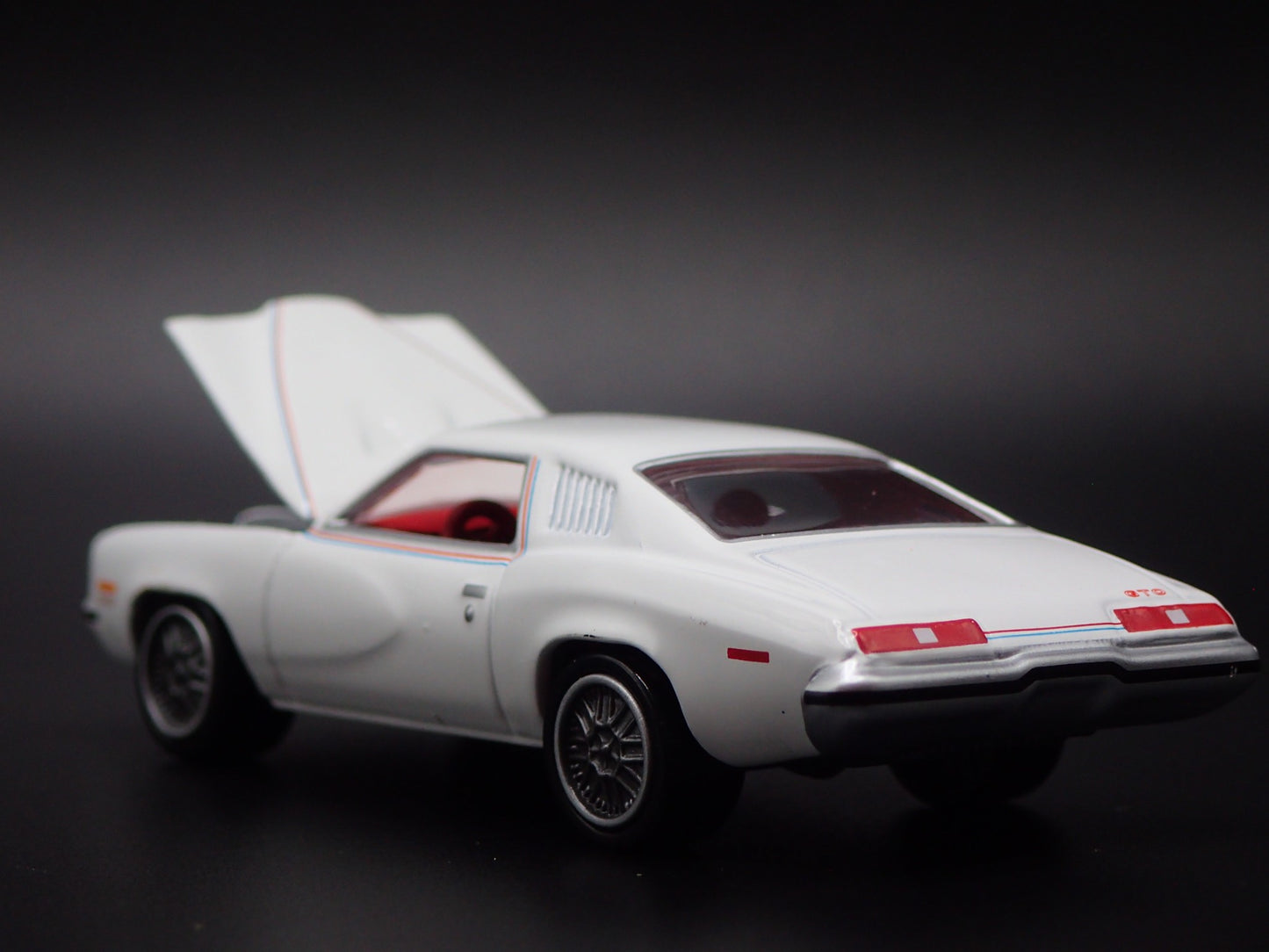 1973 73 PONTIAC GRAND AM WHITE 1:64 SCALE COLLECTIBLE DIORAMA DIECAST MODEL CAR