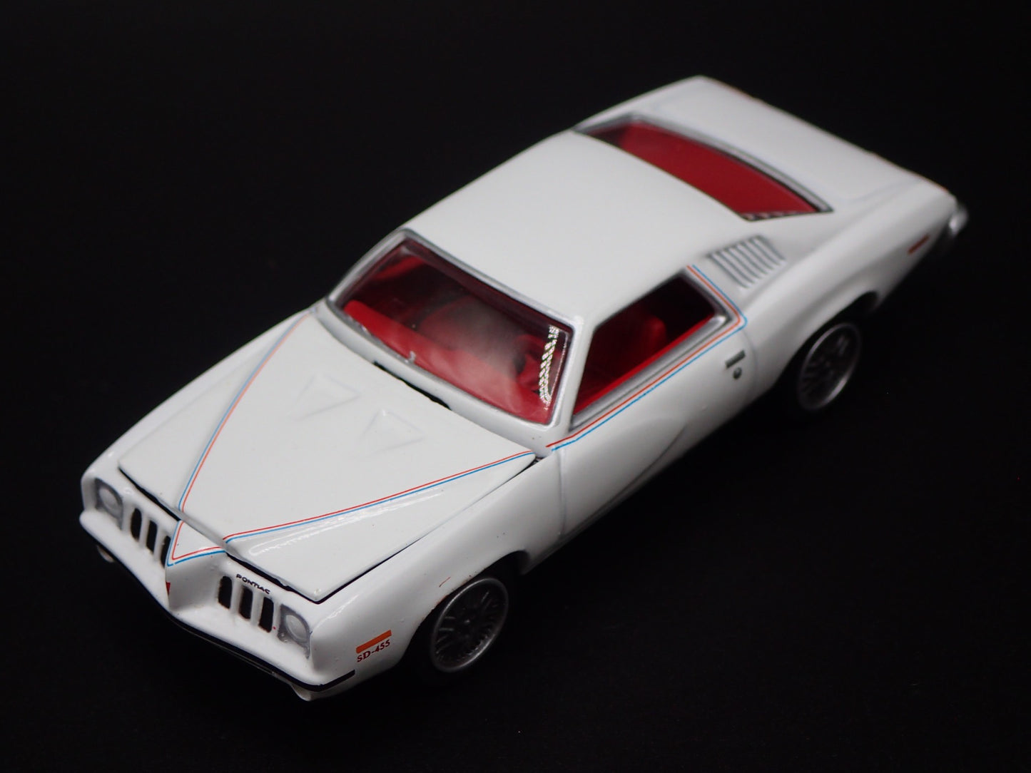 1973 73 PONTIAC GRAND AM WHITE 1:64 SCALE COLLECTIBLE DIORAMA DIECAST MODEL CAR