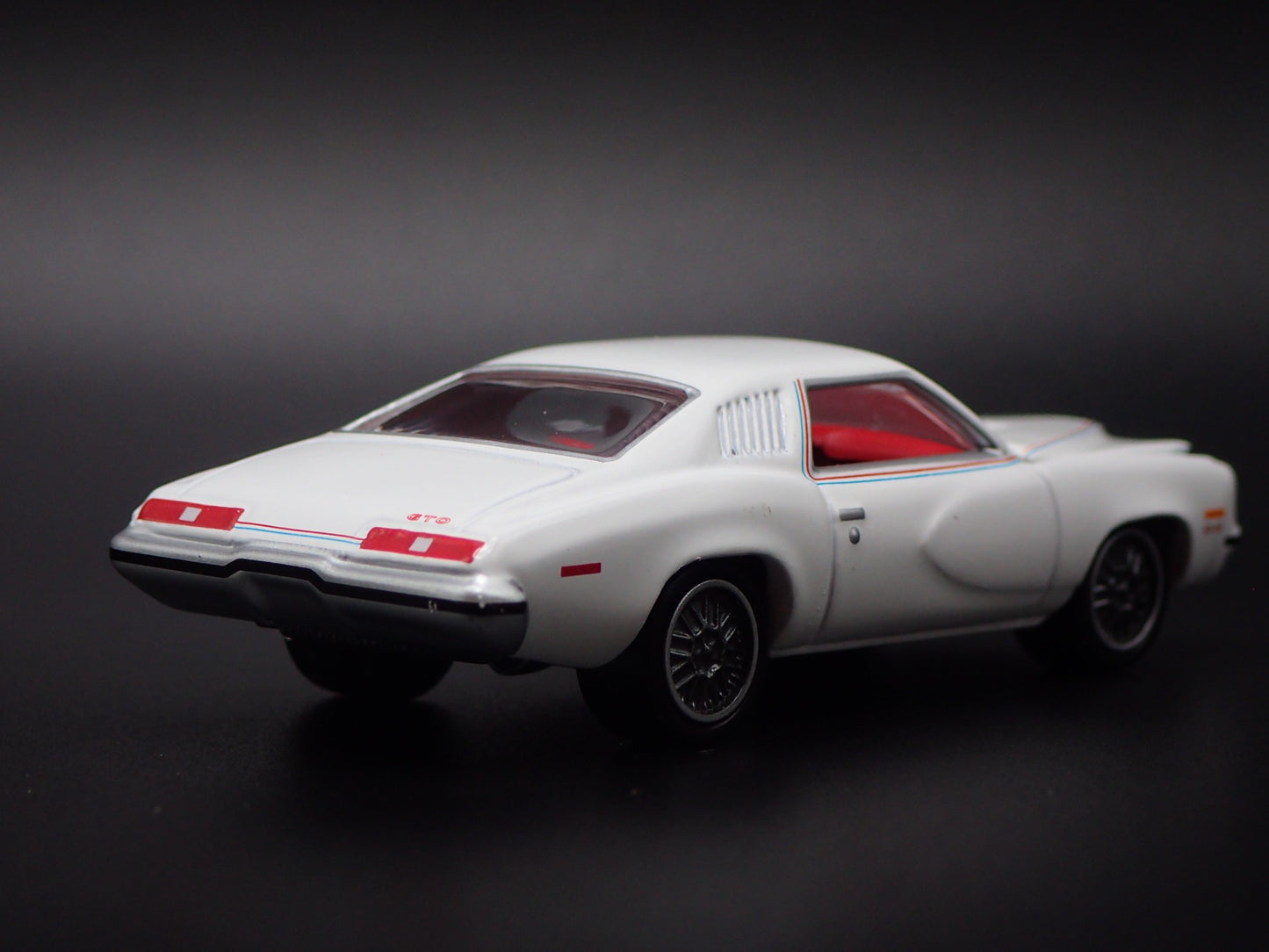 1973 73 PONTIAC GRAND AM WHITE 1:64 SCALE COLLECTIBLE DIORAMA DIECAST MODEL CAR