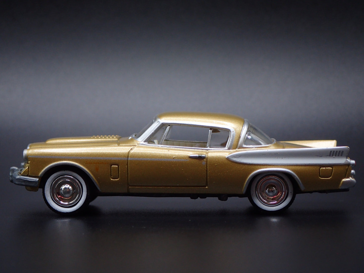 1957 57 STUDEBAKER GOLDEN HAWK 1:64 SCALE COLLECTIBLE DIORAMA DIECAST MODEL CAR