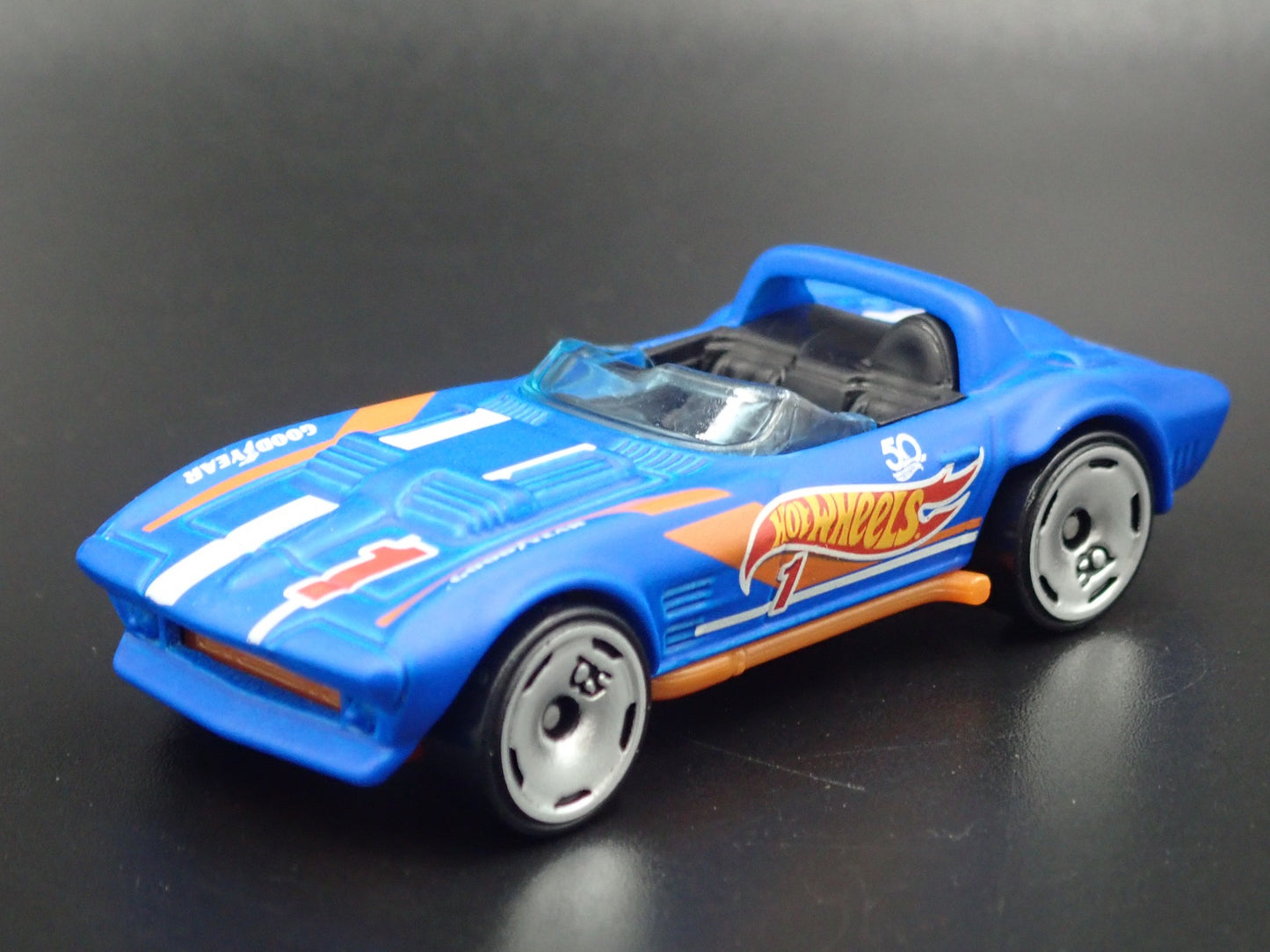 1963 CHEVY CHEVROLET CORVETTE GRAND SPORT ROADSTER 1/64 SCALE DIECAST MODEL CAR