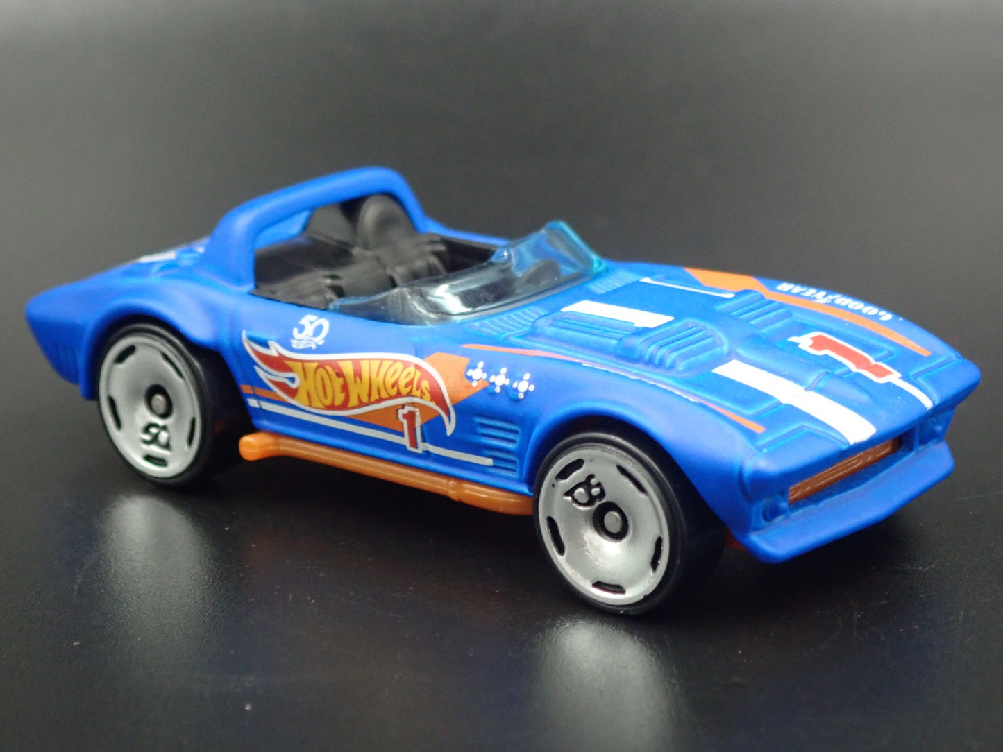 1963 CHEVY CHEVROLET CORVETTE GRAND SPORT ROADSTER 1/64 SCALE DIECAST MODEL CAR