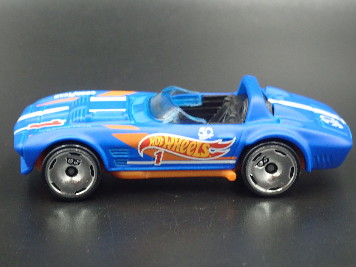 1963 CHEVY CHEVROLET CORVETTE GRAND SPORT ROADSTER 1/64 SCALE DIECAST MODEL CAR