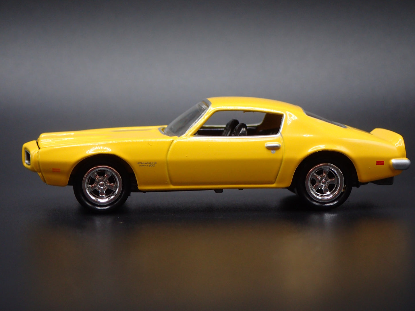 1970 70 PONTIAC FIREBIRD 400 YELLOW RARE 1:64 SCALE DIORAMA DIECAST MODEL CAR