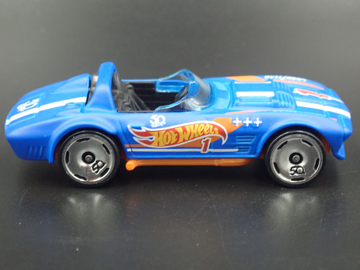 1963 CHEVY CHEVROLET CORVETTE GRAND SPORT ROADSTER 1/64 SCALE DIECAST MODEL CAR