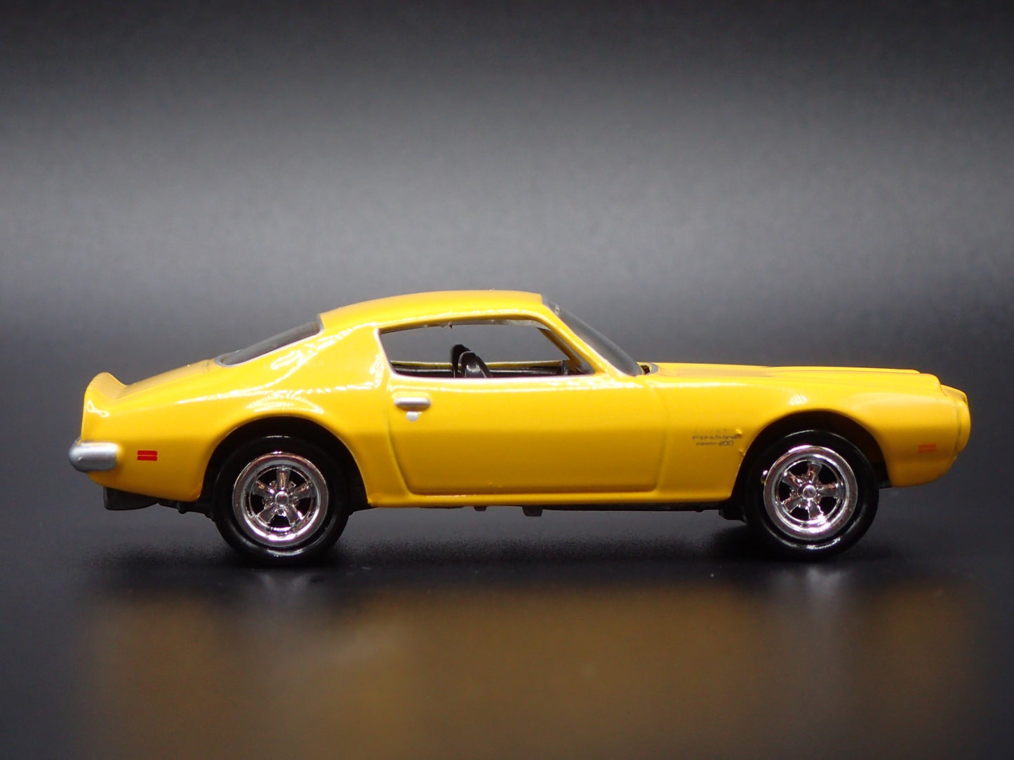 1970 70 PONTIAC FIREBIRD 400 YELLOW RARE 1:64 SCALE DIORAMA DIECAST MODEL CAR