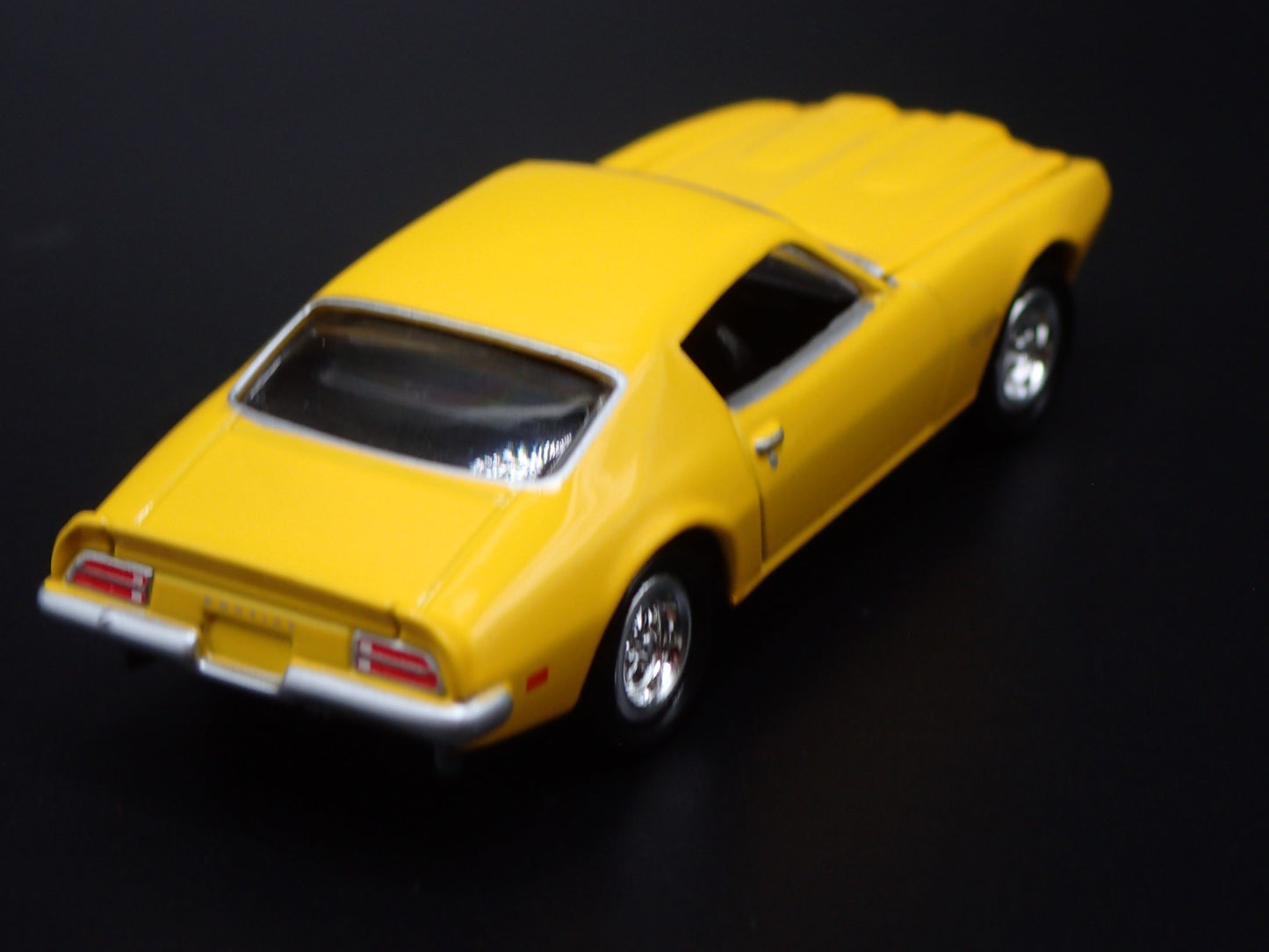 1970 70 PONTIAC FIREBIRD 400 YELLOW RARE 1:64 SCALE DIORAMA DIECAST MODEL CAR