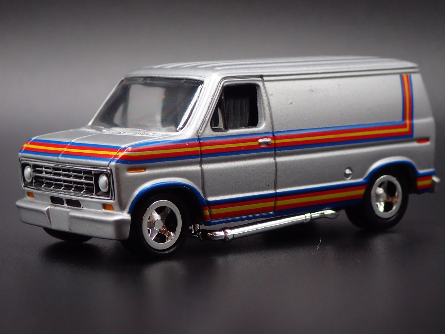 1975-1991 FORD ECONOLINE 150 VAN CLUB WAGON 1:64 SCALE DIORAMA DIECAST MODEL CAR