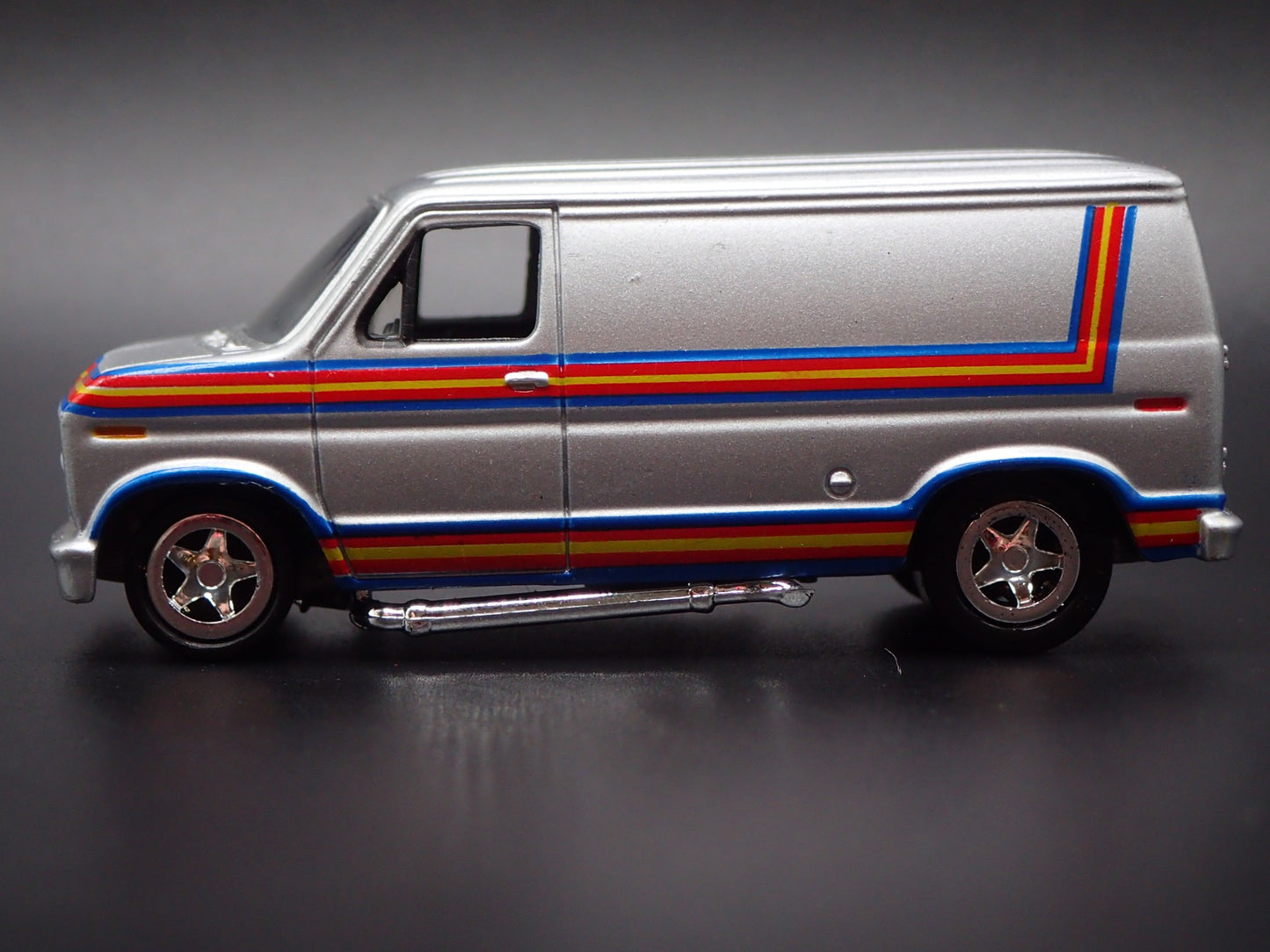 1975-1991 FORD ECONOLINE 150 VAN CLUB WAGON 1:64 SCALE DIORAMA DIECAST MODEL CAR