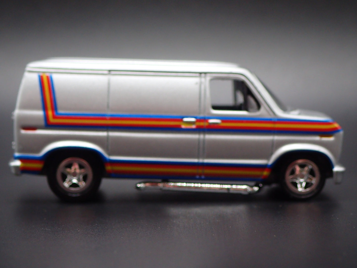 1975-1991 FORD ECONOLINE 150 VAN CLUB WAGON 1:64 SCALE DIORAMA DIECAST MODEL CAR