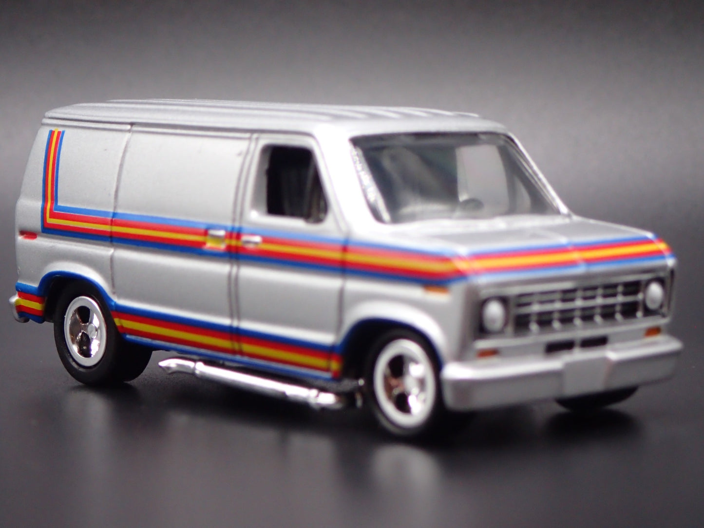 1975-1991 FORD ECONOLINE 150 VAN CLUB WAGON 1:64 SCALE DIORAMA DIECAST MODEL CAR
