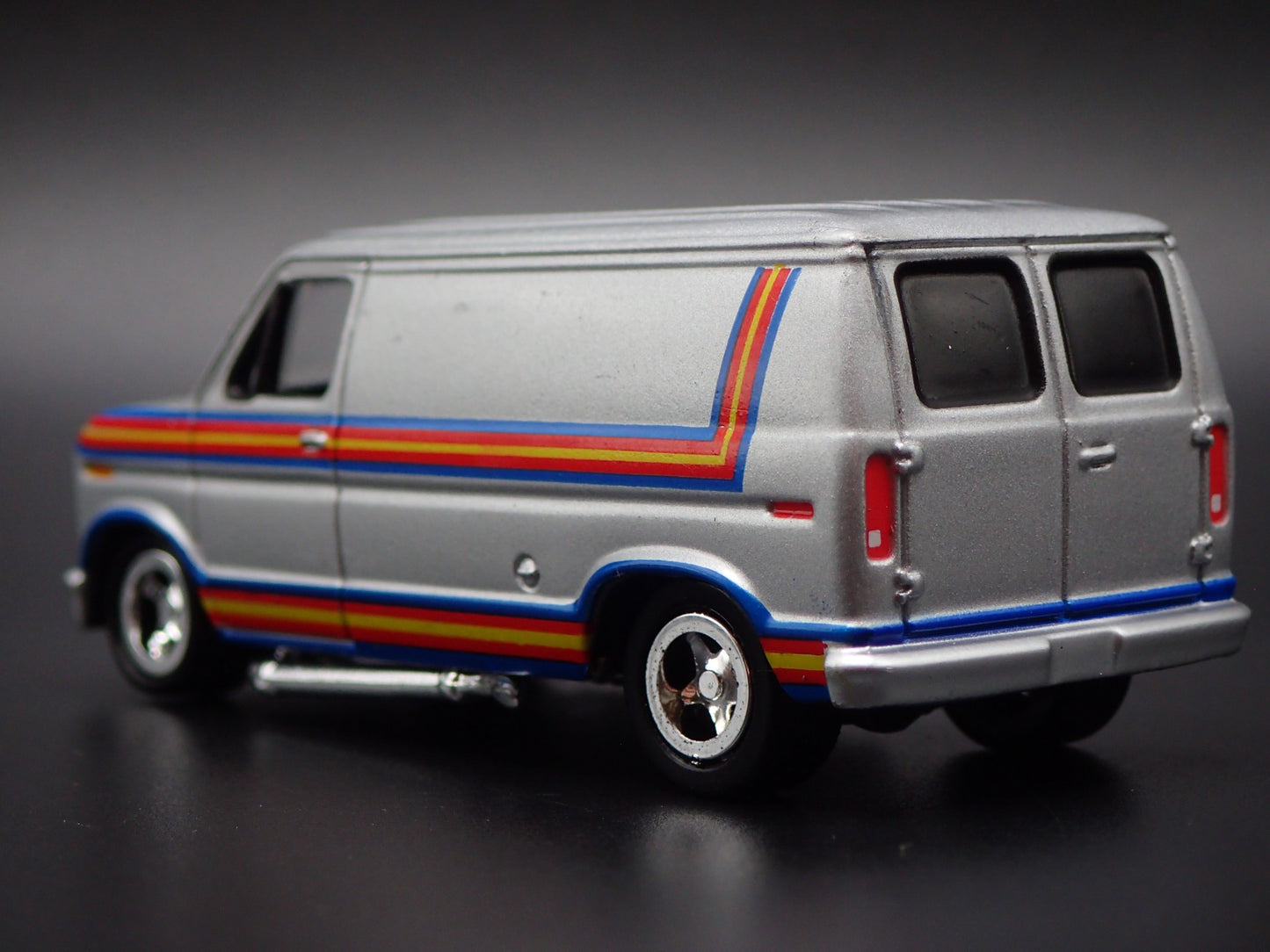 1975-1991 FORD ECONOLINE 150 VAN CLUB WAGON 1:64 SCALE DIORAMA DIECAST MODEL CAR
